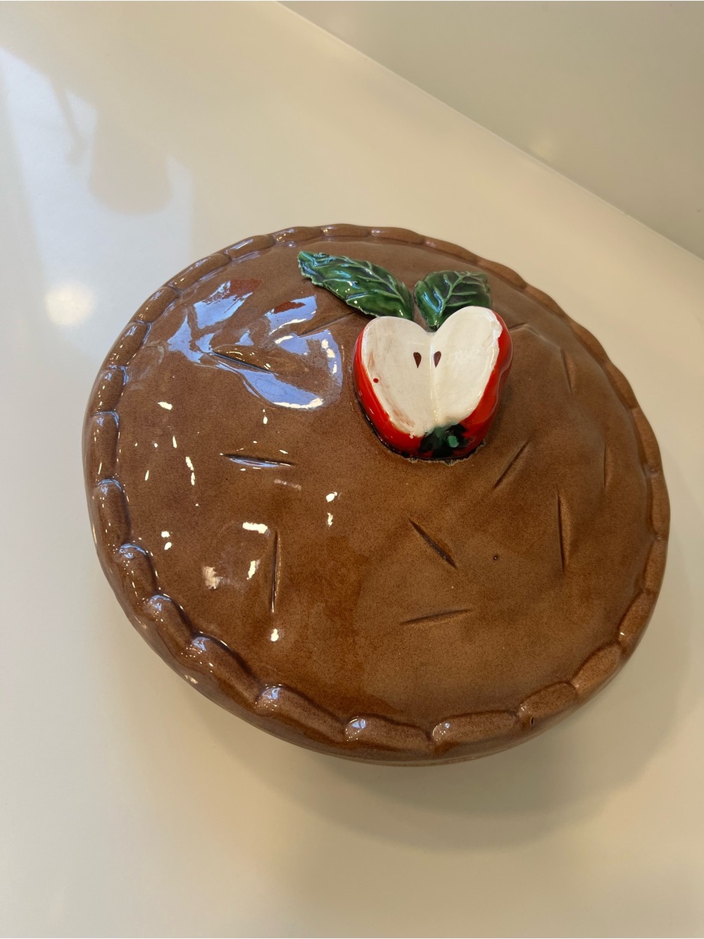 Ceramic Brown Apple-Top Covered Pie Dish Trompe l’oeil Portugal 10x2